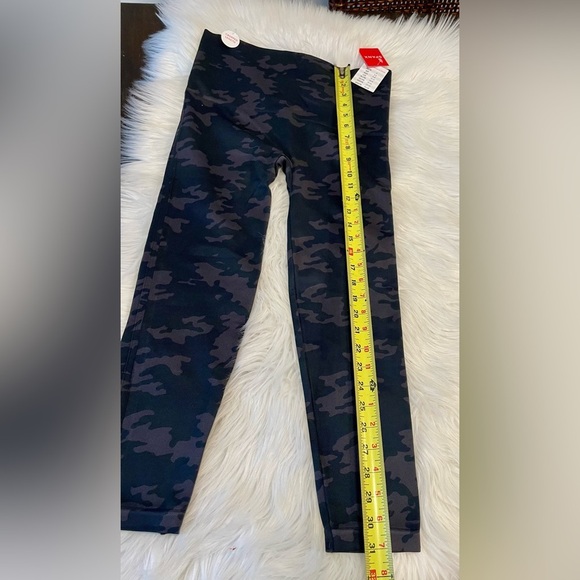NWT - SPANX Seamless Cropped Camo Leggings Size XL - - Picture 5 of 8
